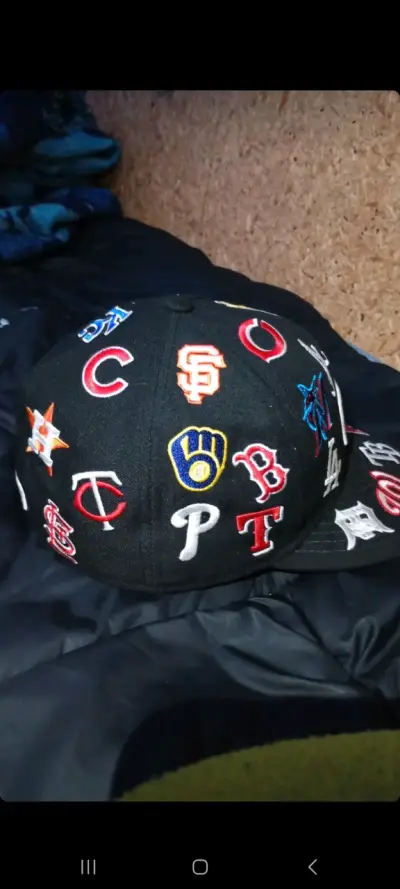 Gorra negra con logos MLB - miniatura 2