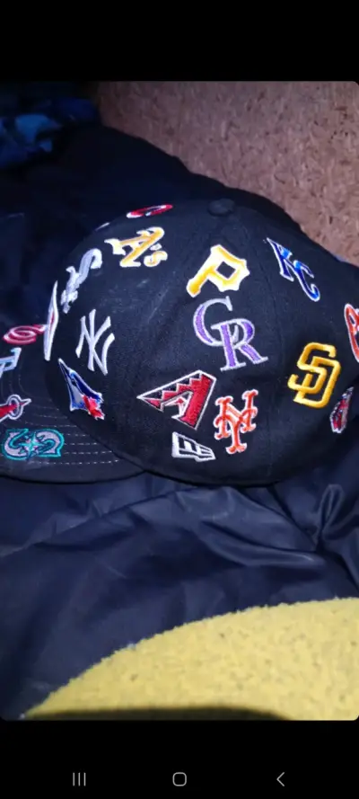Gorra negra con logos MLB - miniatura 3