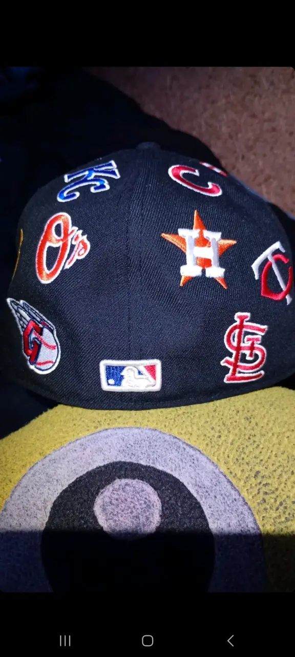 Gorra negra con logos MLB - 4