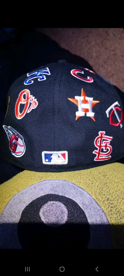 Gorra negra con logos MLB - miniatura 4