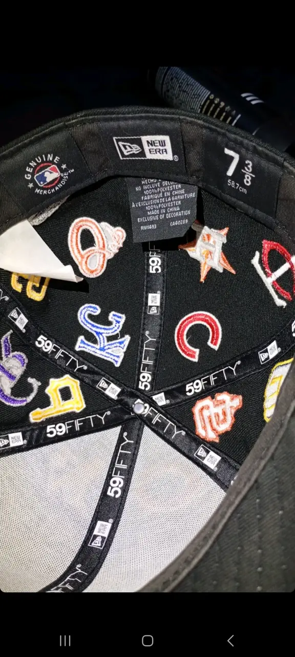 Gorra negra con logos MLB - 5