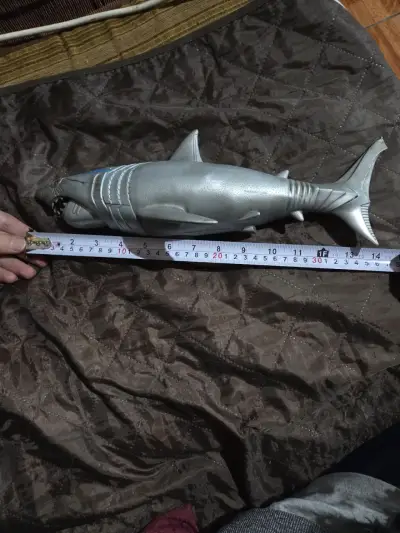 Juguete tiburón de plástico - miniatura 2
