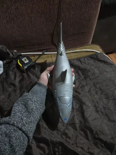 Juguete tiburón de plástico - miniatura 4