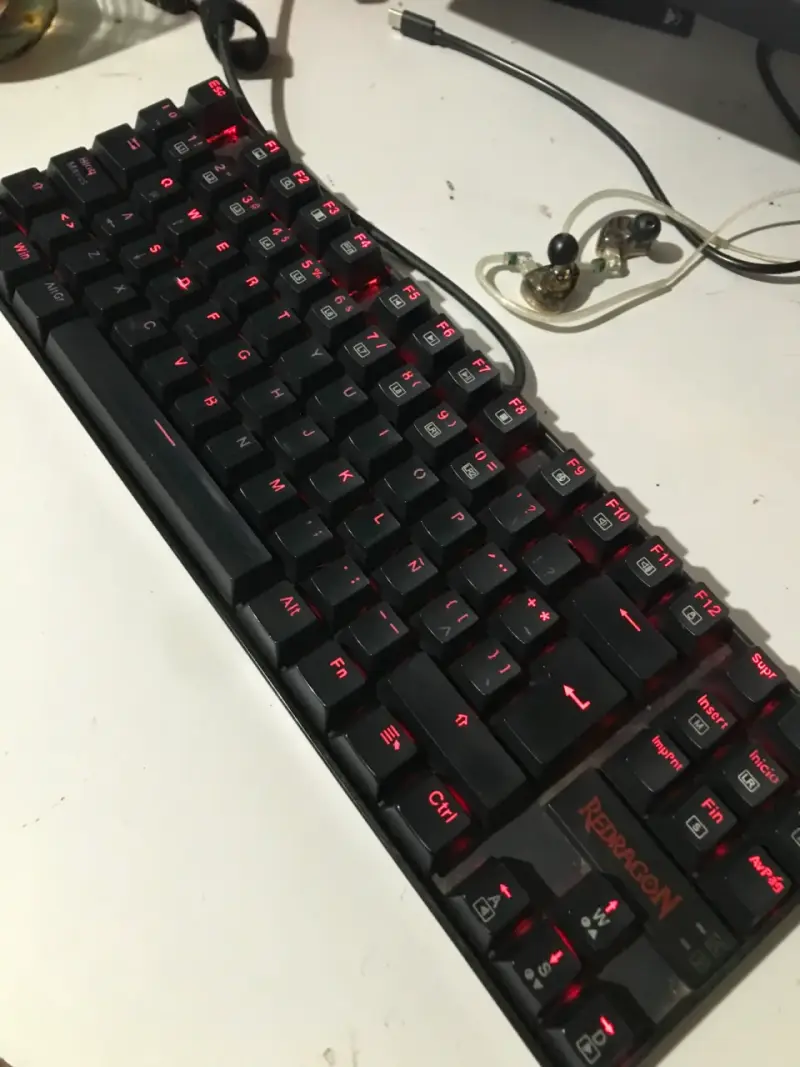 Teclado mecánico retroiluminado Redragon - 1