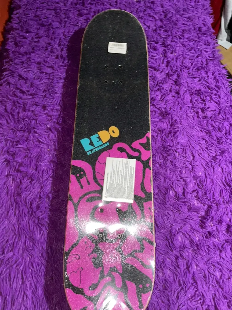 Tabla de skate Redo negra y rosa