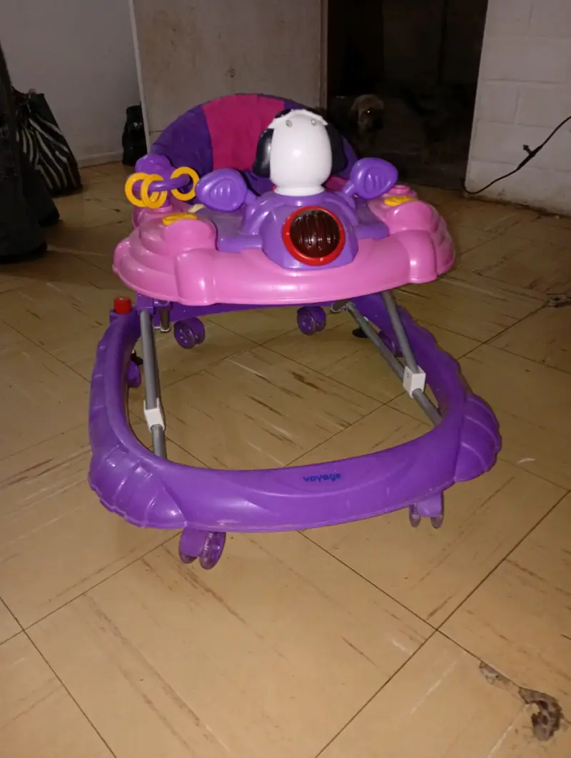 Andador de bebé rosado y morado - 2