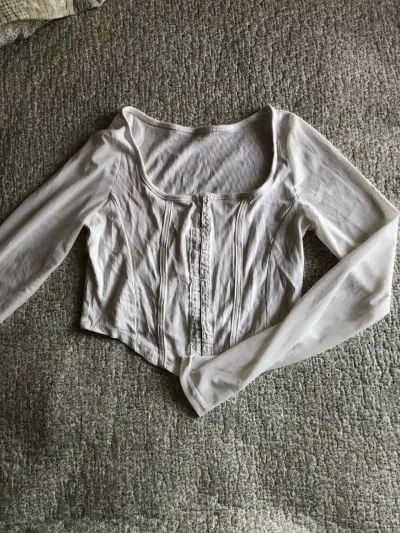 Blusa blanca ajustada con botones - miniatura 1