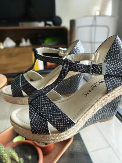 Sandalias negras con cuña estilo serpiente - miniatura 1