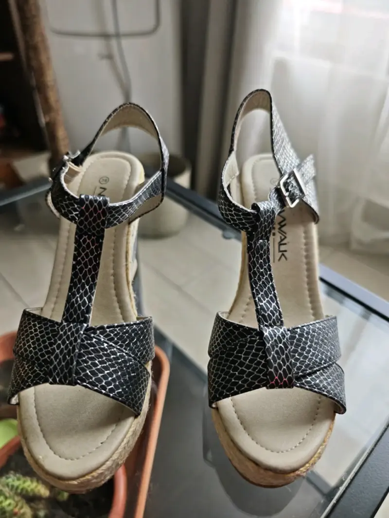 Sandalias negras con cuña estilo serpiente - 2