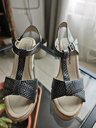 Sandalias negras con cuña estilo serpiente - miniatura 2