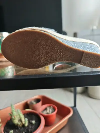 Sandalias negras con cuña estilo serpiente - miniatura 3