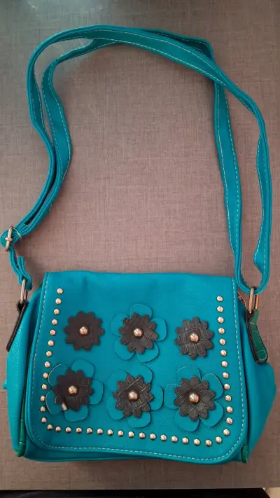 Cartera azul con flores y tachas - miniatura 1