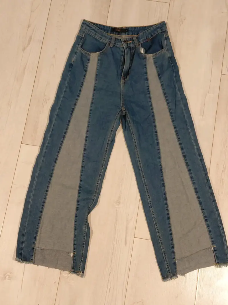 Jeans azul con paneles grises