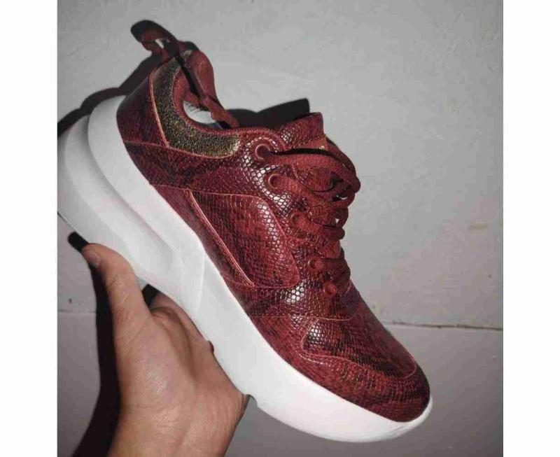Zapatilla deportiva roja