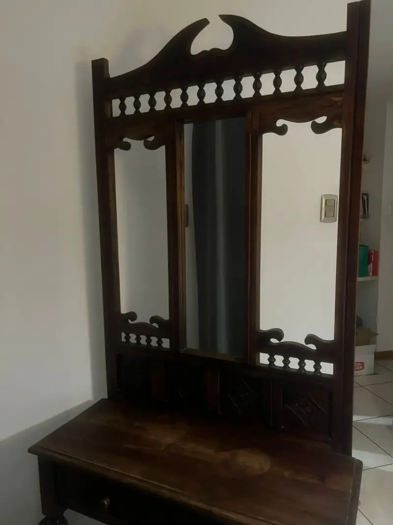 Tocador de madera tallada