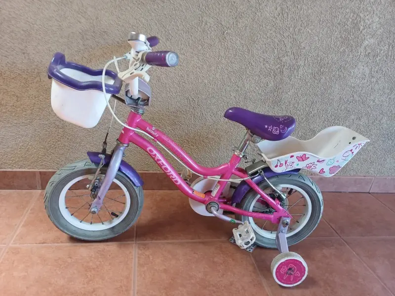 Bicicleta infantil rosa con ruedas