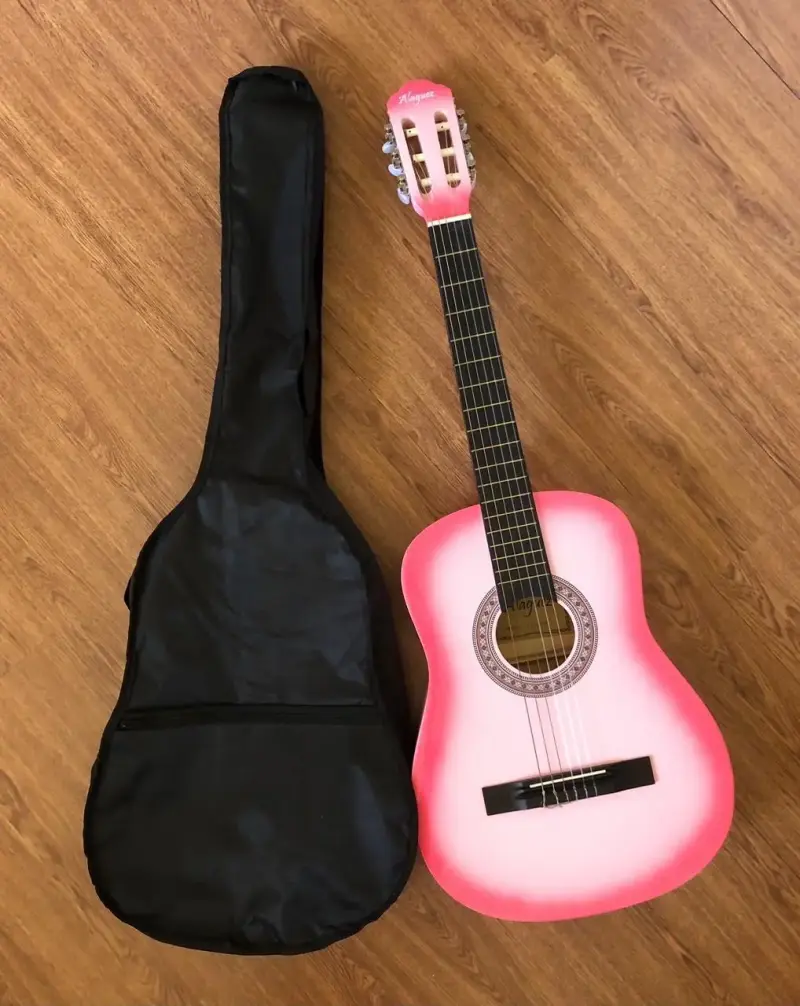 Guitarra acústica rosa con funda - 1