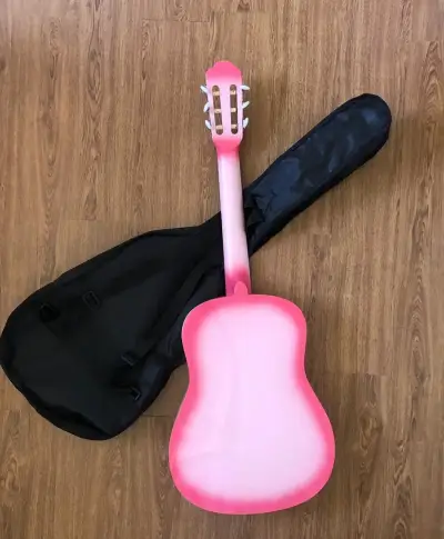 Guitarra acústica rosa con funda - miniatura 2