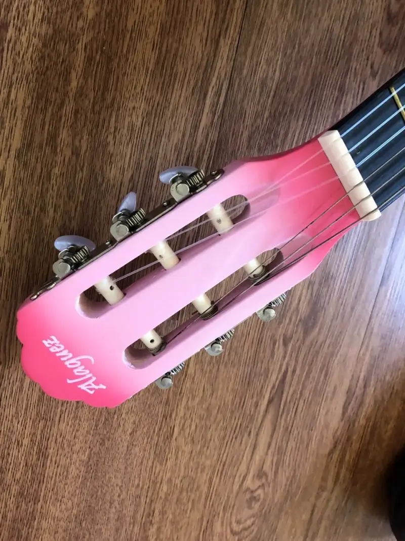 Guitarra acústica rosa con funda - 3