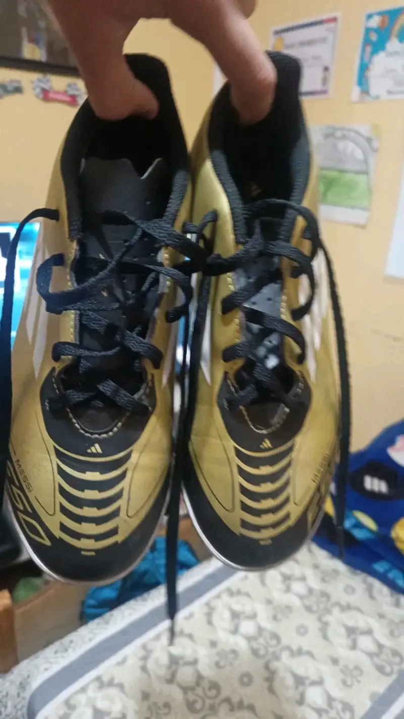 Botines de fútbol negro y dorado