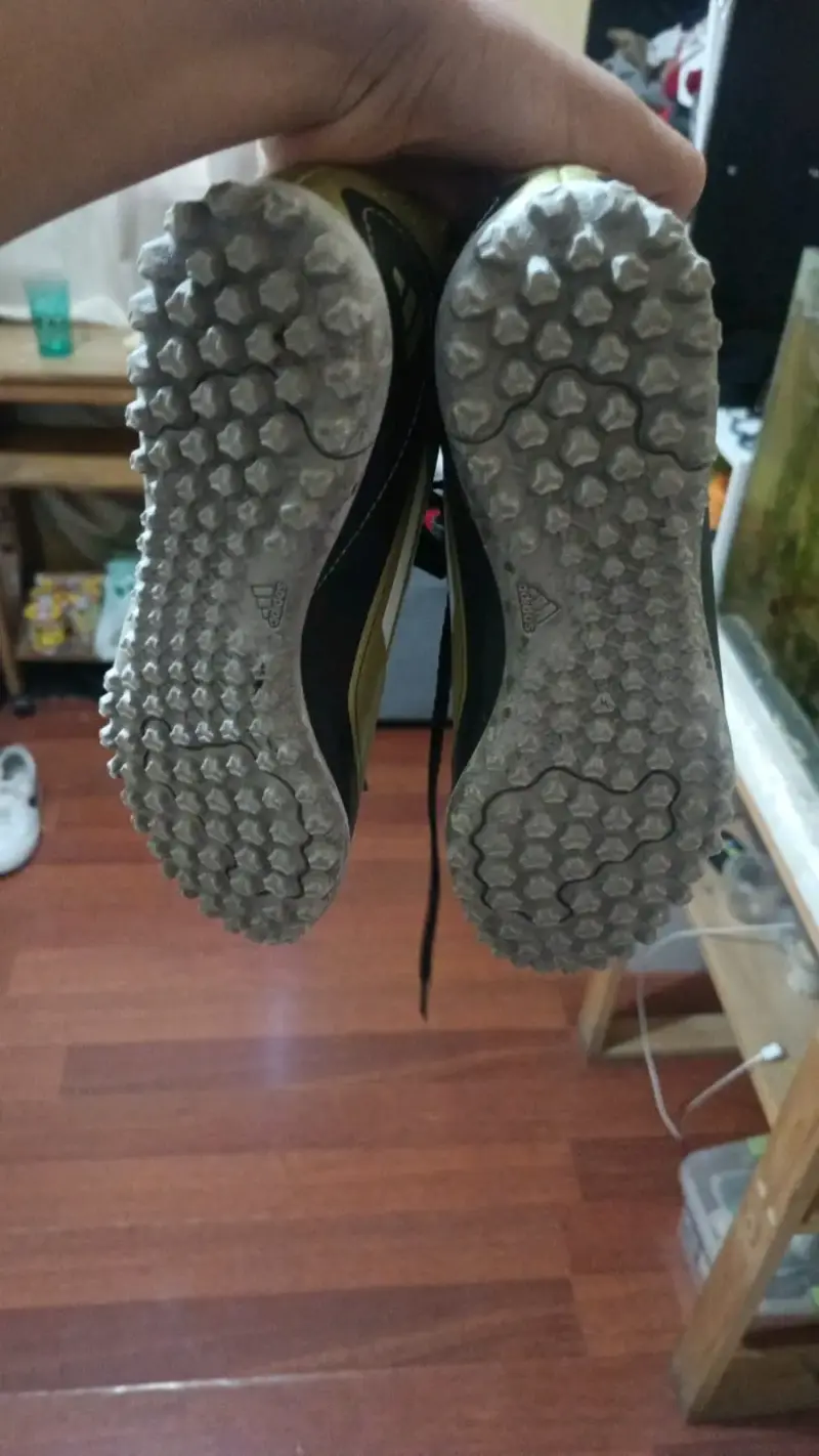Botines de fútbol negro y dorado - 2