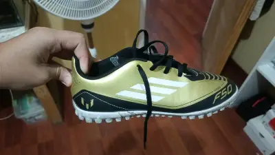 Botines de fútbol negro y dorado - miniatura 3