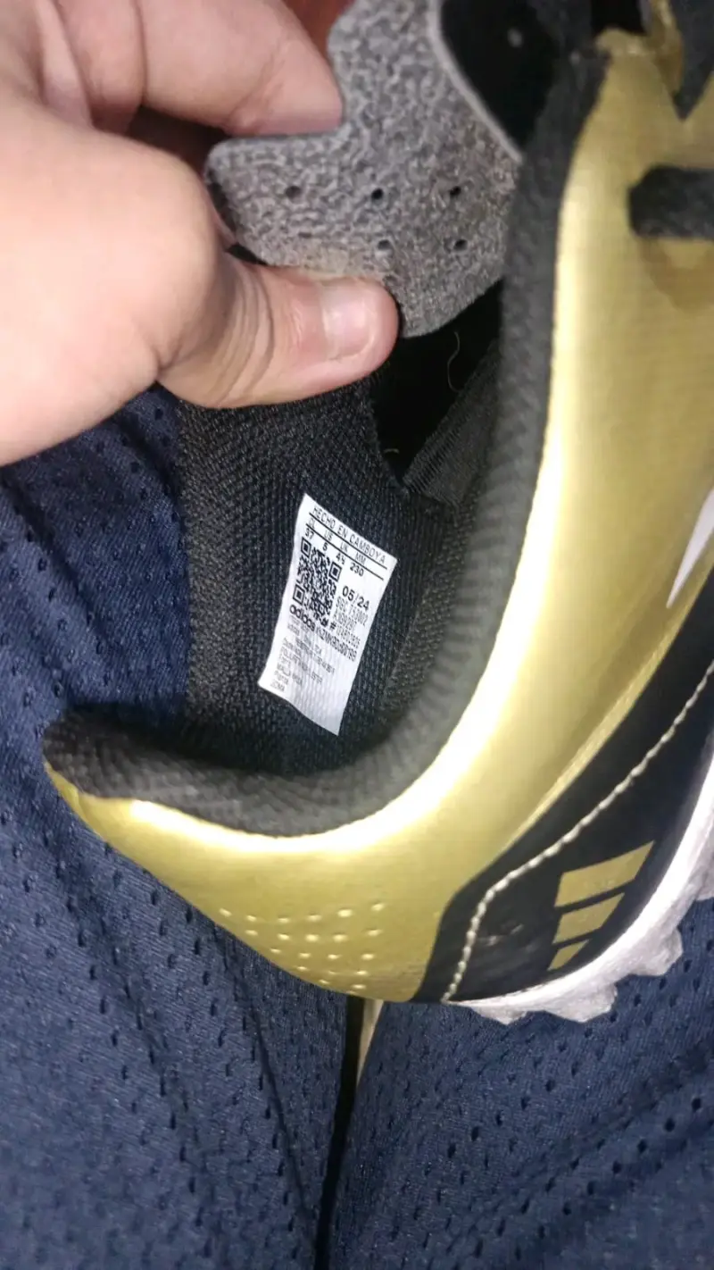 Botines de fútbol negro y dorado - 4