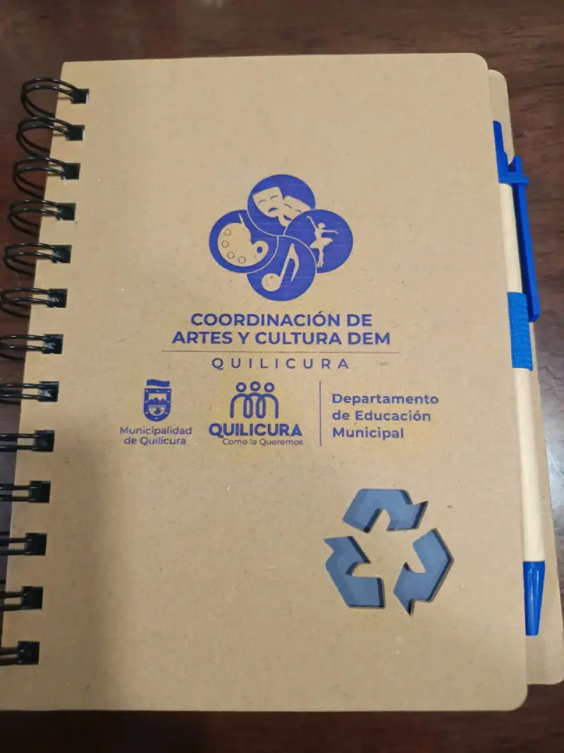 Cuaderno espiral con bolígrafo azul