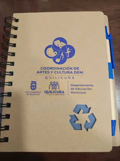 Cuaderno espiral con bolígrafo azul - miniatura 1