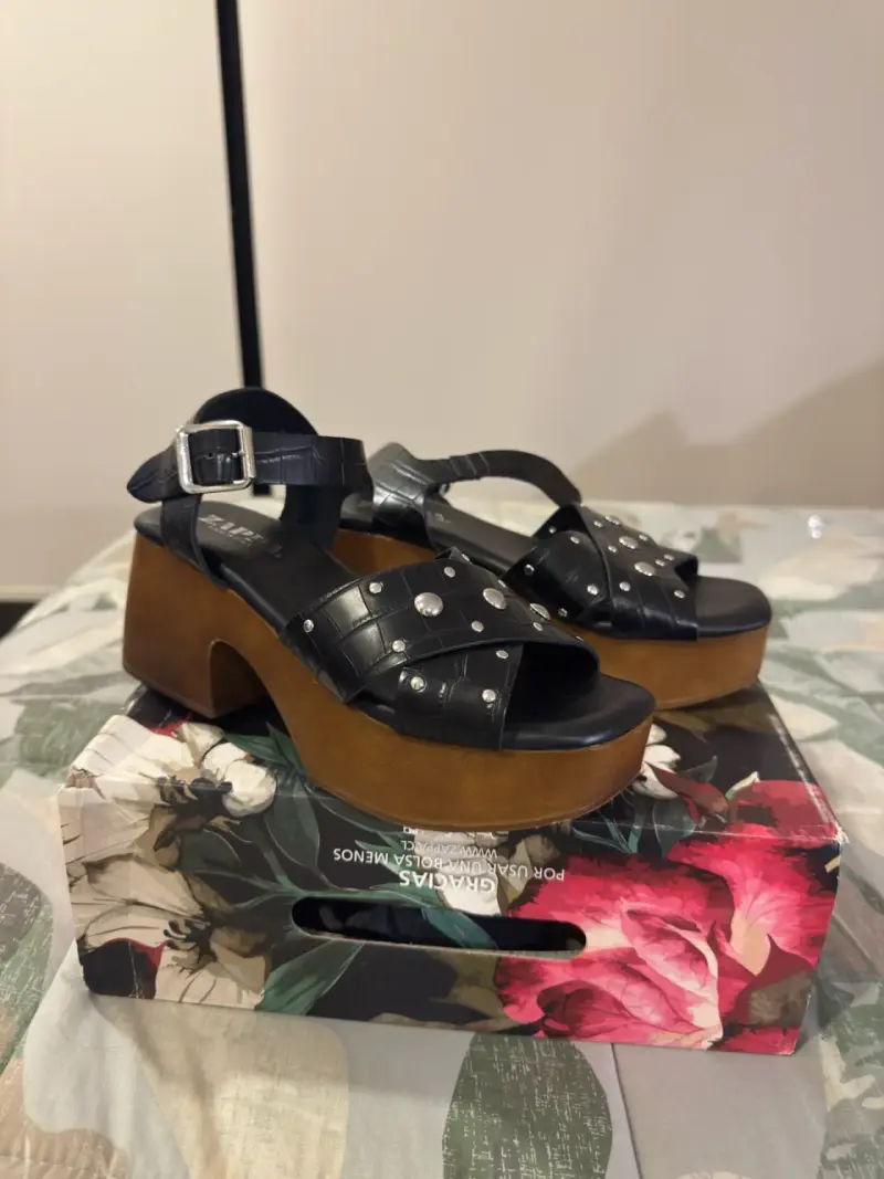 Sandalias negras Zappa con plataforma