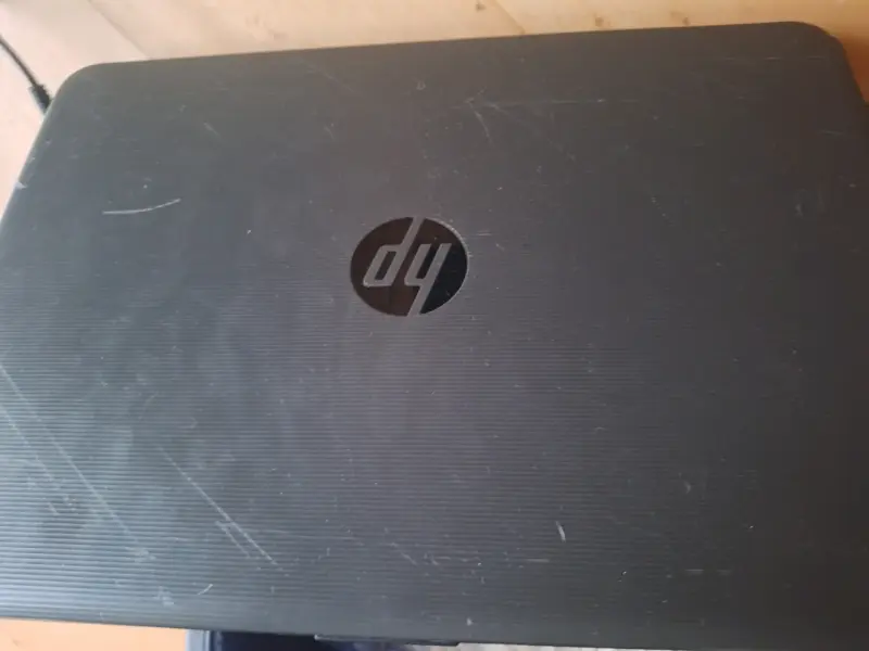 Laptop HP con detalles
