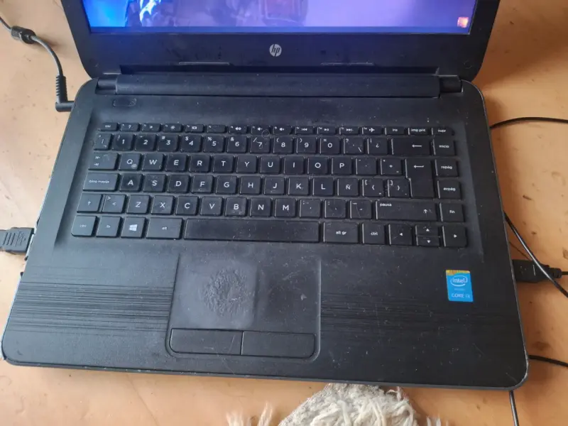 Laptop HP con detalles - 2