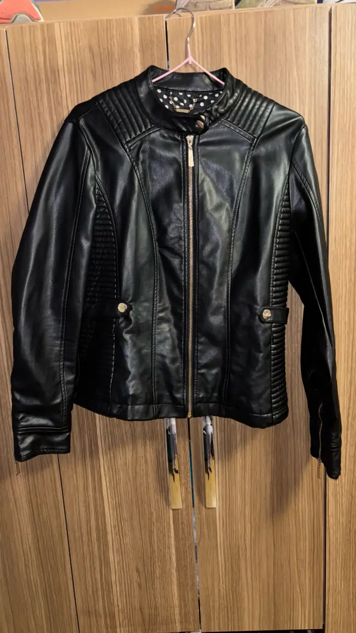 Chaqueta negra de ecuero