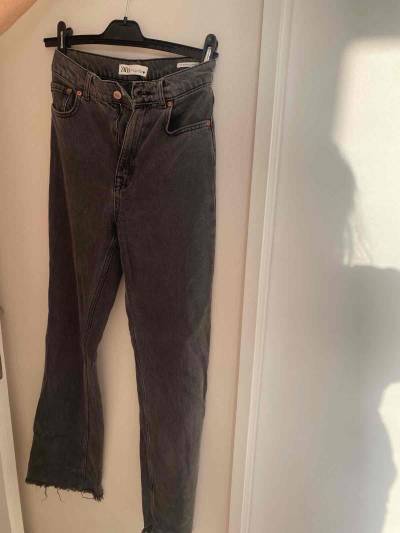 Jeans Zara negros deshilachados - miniatura 1