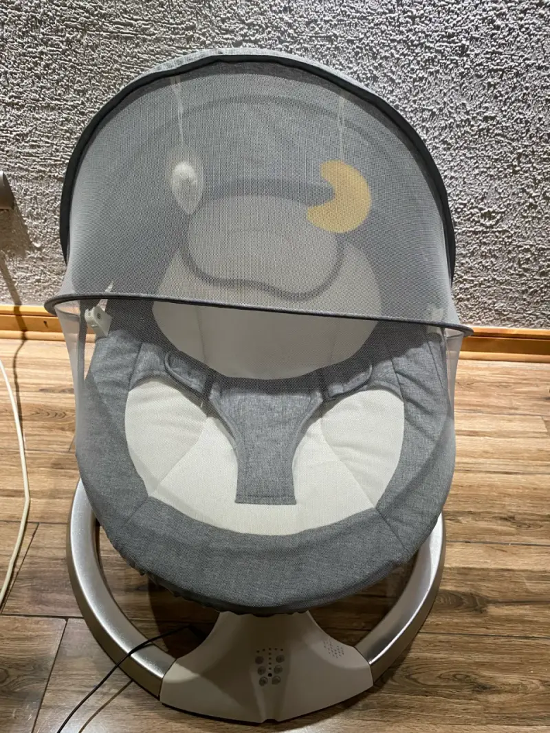 Silla mecedora para bebé gris
