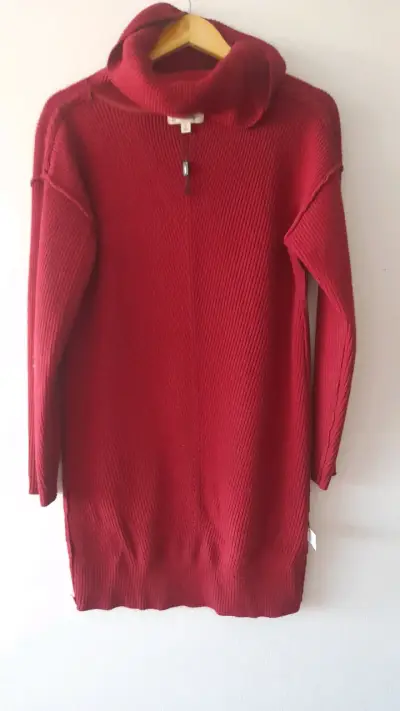 Sweater rojo cuello alto - miniatura 1