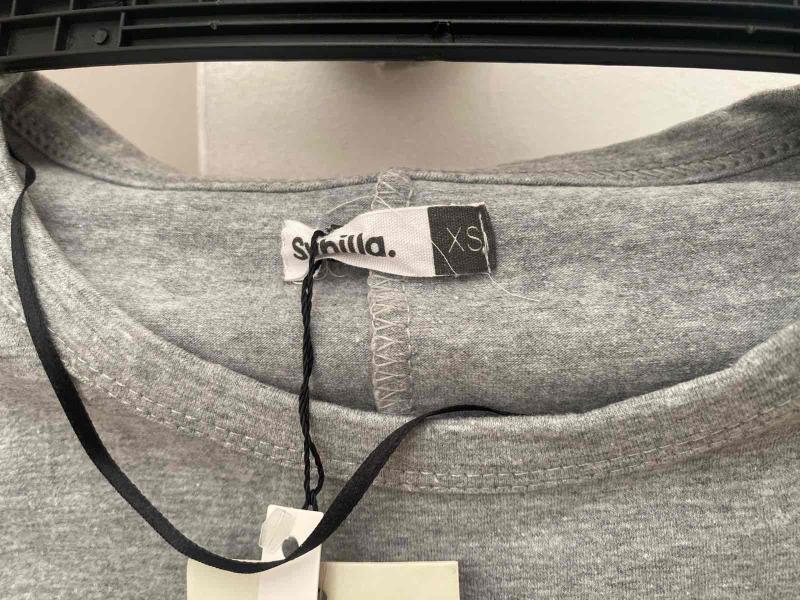 Polera Sybilla gris con diseño de gato - 2