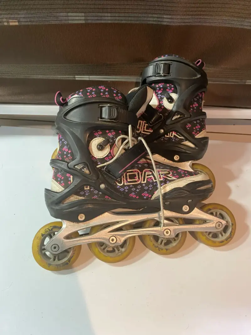 Patines roller negros con patrón floral
