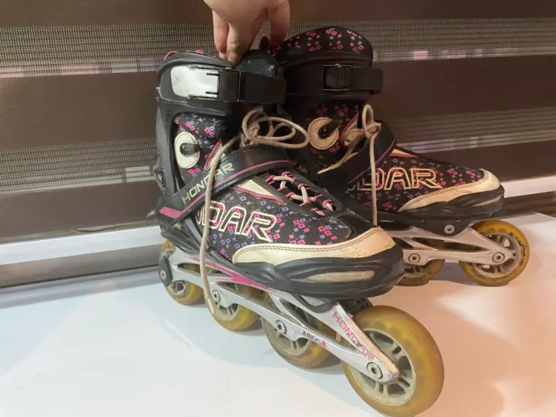Patines roller negros con patrón floral - 2