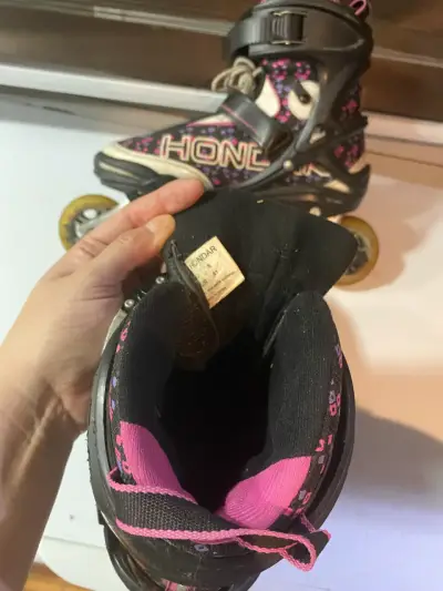 Patines roller negros con patrón floral - miniatura 3