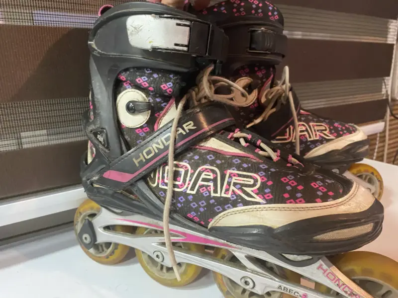 Patines roller negros con patrón floral - 4