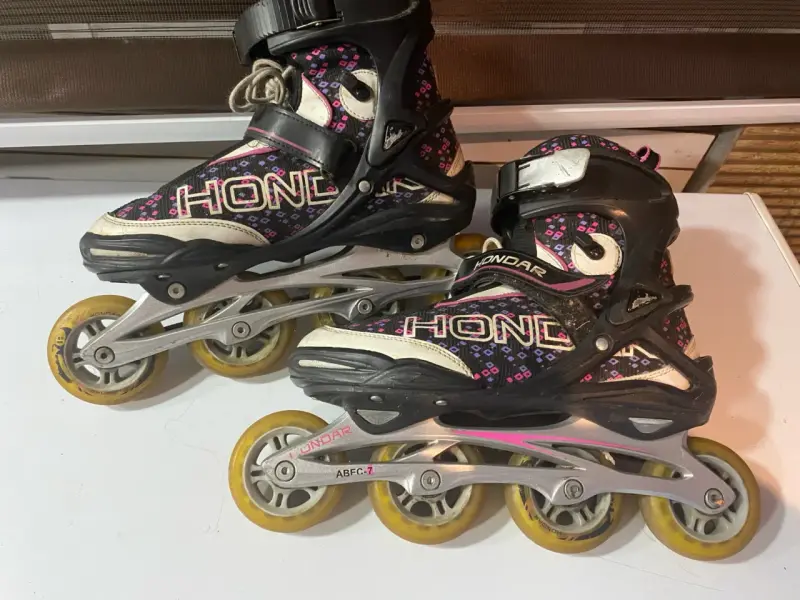 Patines roller negros con patrón floral - 5