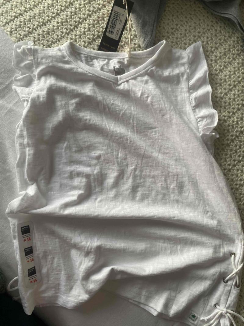 Polera blanca con diseño lateral - 2