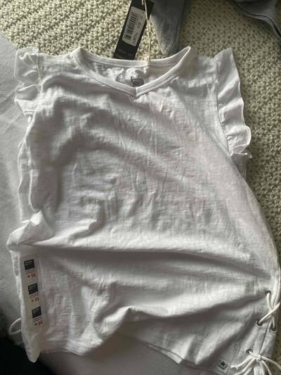 Polera blanca con diseño lateral - miniatura 2