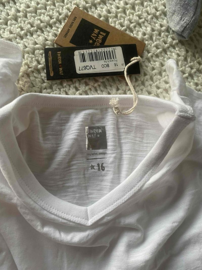 Polera blanca con diseño lateral - 3