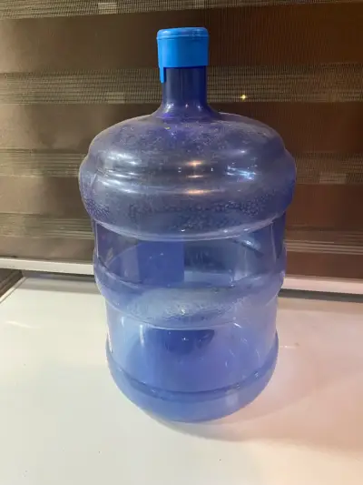 Bidones de agua grandes usados - miniatura 3