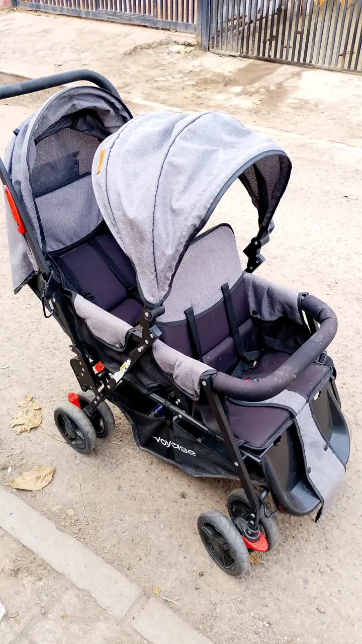 Coche doble gris para bebés