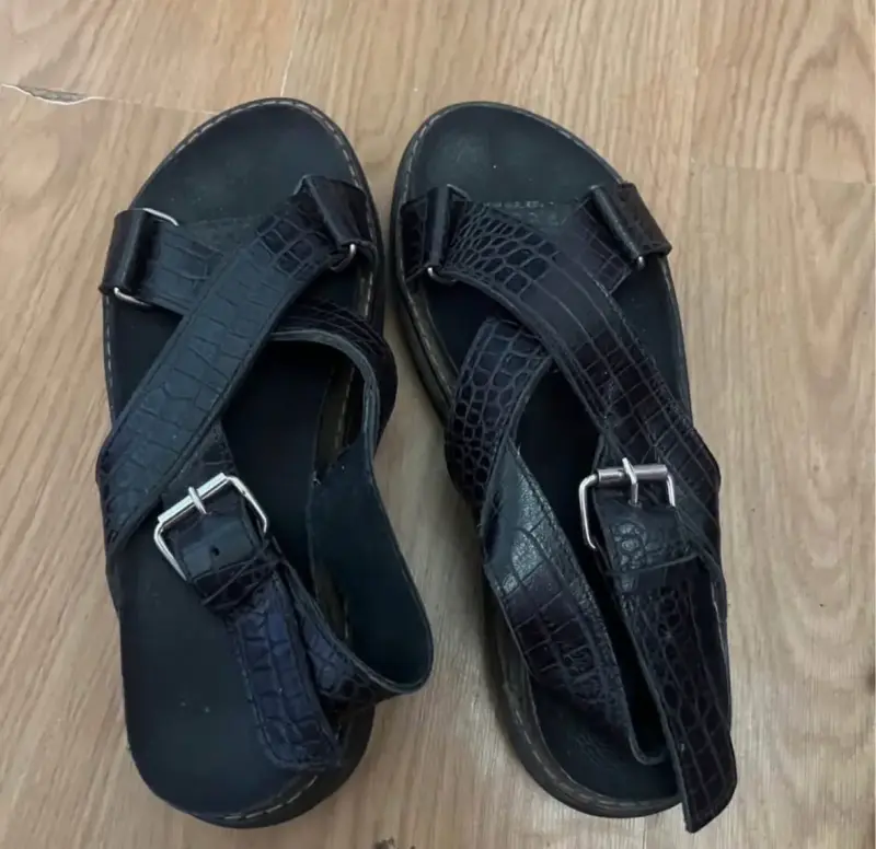 Sandalias negras de cuero
