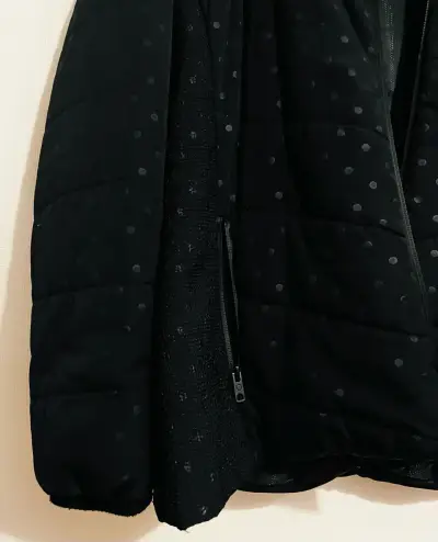 Chaqueta  negro con diseño de puntos IO - miniatura 1