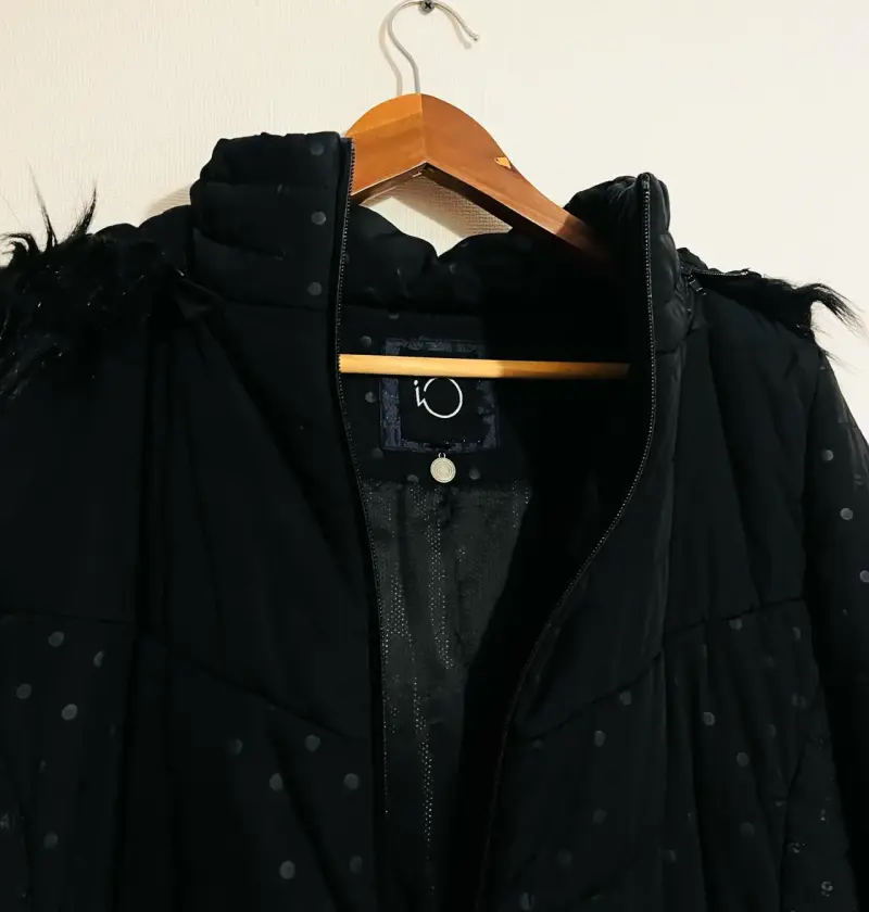 Chaqueta  negro con diseño de puntos IO - 4